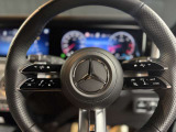 ハンドルのボタンでオーディオ・ナビゲーション・スピードメーターの表示などの操作が可能です。