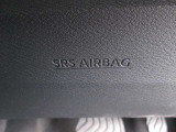 運転席の足元にはニーエアバッグを装備