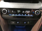 左右独立温度コントロールフルオートエアコンです。運転席、助手席それぞれで独立して温度設定ができます。冷え性の方が乗っても安心ですね♪