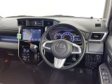 運転席まわりです。 各操作スイッチは使いやすい位置に配置されてます。