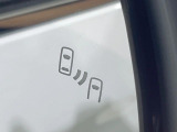 【ブラインドスポットモニター】走行中、ドアミラーの死角になりやすい箇所に後続車が接近するとサイドミラーのレンズに警告を表示!ドライバーに注意喚起をしてくれます。