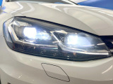 ●LEDヘッドライト:夜間走行時も良好な視界を確保し安心して運転できる高輝度LEDヘッドライトを装備!点灯速度が早く、消費電力も抑えられています。