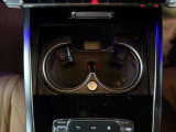 ドリンクホルダーには、ボタン一つで保温・保冷できる機能が装備されております。