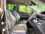 運転席まわりには十分なスペースがあり、大柄な方でもゆったり運転していただける環境です。