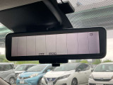 スマートルームミラー、バックドアについてますカメラと連動して、ルームミラー見後方の画像が映ります。