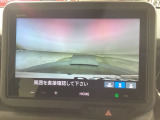 【バックカメラ】運転が苦手な方も車庫入れラクラクです!ギアをリバースに入れれば自動的に切り換わりますので、面倒な操作は不要です♪狭い駐車場もお車を傷つけず安心ですね!