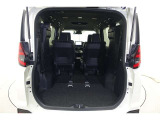 3列目シートは跳ね上げ式で折りたたみが可能です。たためば荷物もしっかり積める!キャンプ用品なども、気兼ねなく積めそうです。旅行にも強い味方ですね。