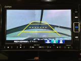 リバースギアに入れるだけで後方の表示へ切り替わります。夜間や雨の日の駐車も楽になりますよ。