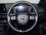 ハンドル左側にはオーディオ操作が出来るオーディオリモートコントロールスイッチ、右側にはHonda SENSINGとオートクルーズコントロールのスイッチを装備!