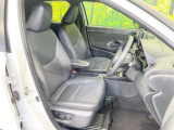 運転席まわりには十分なスペースがあり、大柄な方でもゆったり運転していただける環境です。