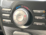 【オートエアコン】一度お好みの温度に設定すれば、車内の温度を検知し風量や温度を自動で調整。暑い&hellip;寒い&hellip;と何度もスイッチ操作をする必要はありません。快適な車内空間には必須の機能ですね♪