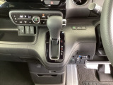 足元スッキリ、インパネシフトです。パーキングブレーキはフットブレーキタイプなので、運転席と助手席の間がスッキリしています。