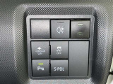 コーナーセンサーを車の前後に装備。障害物までの距離に応じて警告音を変えてお知らせ。縦列駐車時や駐車場・車庫などでの取り回しをサポートします。詳細は販売店スタッフまでおたずねください。