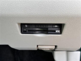 【ETC】有料道路を利用する際に料金所で停止することなく通過できる、ETC車載器(ノンストップ自動料金収受システム機器)が装備されています。セットアップを行うことで利用可能になります。