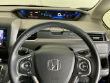 ステアリング右手側に安全運転支援機能のホンダセンシングをコントロールするスイッチ、左手側にオーディオ関連のコントロールスイッチを配置、視線を逸らすことなく運転に集中できます