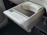 使わない時はすっきり収納できるドリンクホルダーを装備。限られた空間を有効に使える便利な設計です。