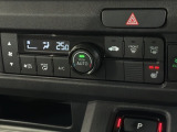 運転席側にはシートヒーターが付いています!寒い日に便利な装備ですね。