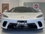 GTにはリュクスとパイオニアの2種類があり、パイオニアはスポーティ&テクニカル。黒&times;赤系のダークトーン+アルカンターラ。リュクスはエレガント&ラグジュアリー。明るい色も選べる本革中心の上質仕様。