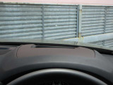 運転視界の遠方上方に虚像を投影することで前を見ながら情報の視認ができます。本当にドライバーが必要な情報を適切に伝え、楽しんで頂くことを考えた新世代装備です。※虚像は2.6m前方に浮かぶイメージです。