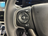 運転中もハンドルでの操作が可能です。特に高速道路等の目が離せない運転時には、便利さだけでなく、安全性も兼ね備えております。