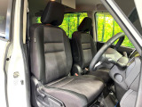 運転席まわりには十分なスペースがあり、大柄な方でもゆったり運転していただける環境です。