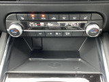 温度の設定のみで快適な風量やモードなどを自動調整してくれるフルオートエアコンを装備!