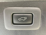 【パワーバックドア】運転席のボタンを押すだけでリアゲートが自動で開閉します!荷物を持っている時や、高い位置にあるバックドアを閉める際に便利な機能です♪