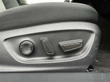 パワーシート搭載。微妙な調整が手軽にでき、最適なポジションで運転することが可能です。