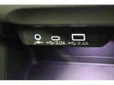 USB充電ポートはモニターと連動。APPLE CAR PLAYやANDOROID AUTOはこちらに繋いで操作します