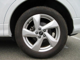 全車両に標準装備の純正アルミホイールは、純正ならではのバランスの良いデザインと、走行安定性をお楽しみ頂けます。