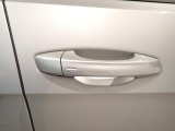 &rdquo;Keyless Access&rdquo;によって、ドアハンドルに手をかけるだけでドアロックが解除できます!