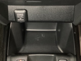 アクセサリーソケットはUSBのアダプターなどをつければ、スマホの充電にも使えます。周辺には物が置けるボックスがついています。