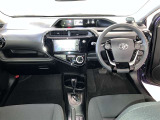 運転席は見やすく整理され、ナビも美しく装着され操作性にも優れています!