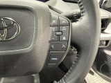 ステアリングスイッチ付きで、運転中に視線を前に向けたまま操作できます。