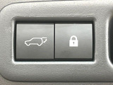 【パワーバックドア】スマートキーや運転席のボタンを押すだけでリアゲートが自動で開閉します!荷物を持っている時や、高い位置にあるバックドアを閉める際に便利な機能です♪