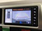 後方の見える安心をお届けするバックガイドモニター付:バックするときのアシストラインもあって楽々バック!車庫入れや縦列駐車をサポートし、苦手な駐車も安心です!今やもう手放せない装備ですネ♪