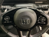 ハンドルにHondaセンシング系のクルーズコントロールやレーンキープアシストなどのスイッチと、オーディオの操作スイッチが装備されています。ハンドルから手を離さず安全に操作できます。