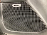 【BOSEサウンドシステム】メーカーオプションの高品位サウンドシステムを搭載。専用のチューニングが施された大小様々なスピーカーから良質なサウンドが奏でられ、臨場感あふれる音響空間を演出します。