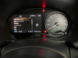キックスe-POWER専用のメータパネルです左部には回生モニターな等の状態表示が確認できます。右部には見やすいアナログ指針式スピードメーターです。