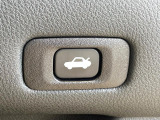 【パワーバックドア】スマートキーや運転席のボタンを押すだけでリアゲートが自動で開閉します!荷物を持っている時や、高い位置にあるバックドアを閉める際に便利な機能です♪
