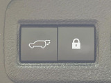 【パワーバックドア】スマートキーや運転席のボタンを押すだけでリアゲートが自動で開閉します!荷物を持っている時や、高い位置にあるバックドアを閉める際に便利な機能です♪
