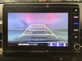 【バックカメラ】運転が苦手な方も車庫入れラクラクです!ギアをリバースに入れれば自動的に切り換わりますので、面倒な操作は不要です♪狭い駐車場もお車を傷つけず安心ですね!
