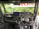まぶしい日差しをやわらげる、青色のハーフシェイドフロントウィンドウがついています。また、プラズマクラスター技術搭載フルオートエアコンで快適です。
