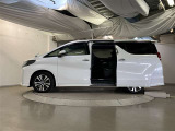 助手席側は電動スライドドアになってます。運転席やキーのリモコンで開閉できるので手が塞がっていても楽に積み降ろし出来ますよ。
