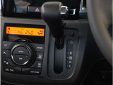 【シフトレバー】シフトもとても操作しやすいデザインになっております。運転する人の事を第一に考えた操作性の高い仕様です。