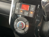 【オートエアコン】一度お好みの温度に設定すれば、車内の温度を検知し風量や温度を自動で調整。暑い&hellip;寒い&hellip;と何度もスイッチ操作をする必要はありません。快適な車内空間には必須の機能ですね♪