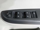 運転席のパワーウインドスイッチで全席窓の開閉・ロック操作ができます。