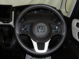 ステアリングスイッチでオーディオ各種操作が可能で、運転に集中できます。安心・安全・快適なドライブをお楽しみいただけます。