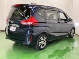 プライバシーガラスが装備されています。外を見るときには気にならずに、後方車両からは車内が見えにくくなってます