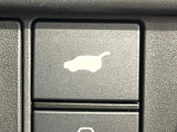 【パワーバックドア】スマートキーや運転席のボタンを押すだけでリアゲートが自動で開閉します!荷物を持っている時や、高い位置にあるバックドアを閉める際に便利な機能です♪
